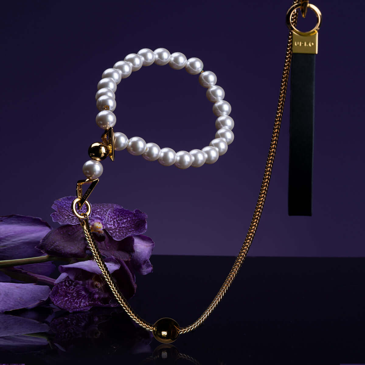 UPKO Moist Eyes Pearl Leash featuring elegant artificial pearls and durable zinc alloy hardware.